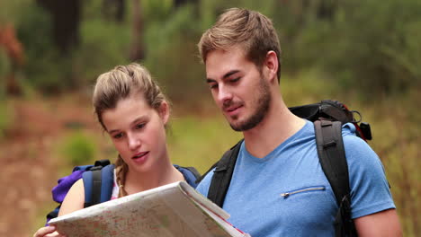 Pareja-Joven-Caminando-Juntos