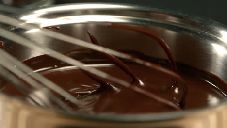 Batir-Revolviendo-El-Chocolate-Derretido
