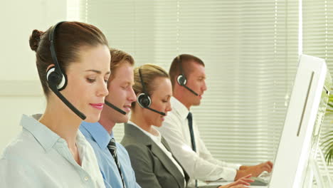 Business-Team-Arbeitet-Im-Callcenter-