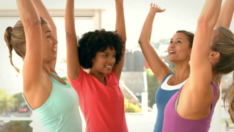 Mujeres-En-Forma-Apilando-Las-Manos-Juntas