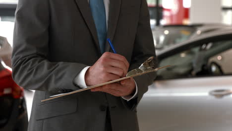 Hombre-De-Traje-Firmando-Un-Documento