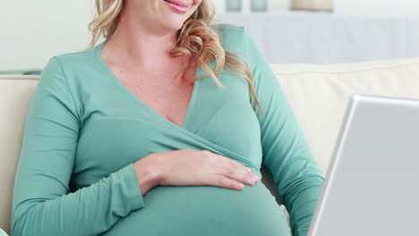Schwangere-Frau-Benutzt-Laptop