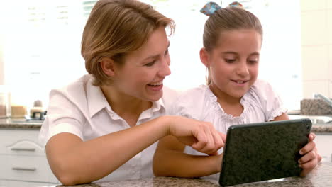 Glückliche-Mutter-Und-Tochter-Verwenden-Gemeinsam-Einen-Tablet-PC-