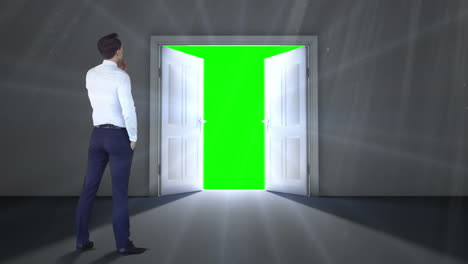 Tür-öffnet-Sich-Und-Führt-Zum-Greenscreen,-Beobachtet-Von-Einem-Geschäftsmann