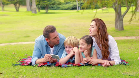 Glückliche-Familie-Mit-Tablet-Computer