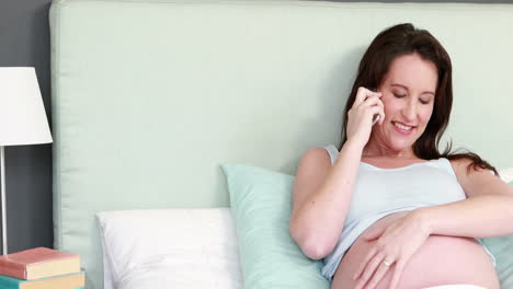 Schwangere-Frau-Am-Telefon
