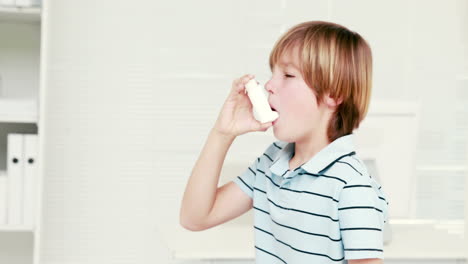 Niño-Usando-Inhalador-