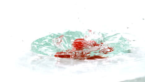 Himbeeren-Fallen-Aufs-Wasser