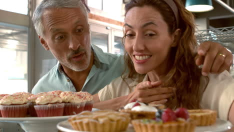 Pareja-Escogiendo-Un-Postre