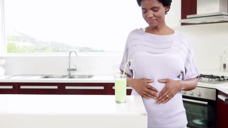 Mujer-Embarazada-Bebiendo-Batido