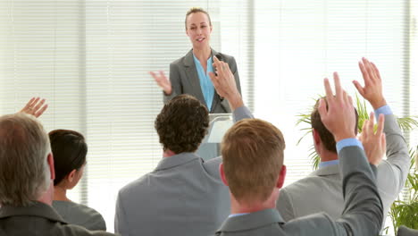 Geschäftsleute,-Die-Während-Eines-Meetings-Fragen-Stellen