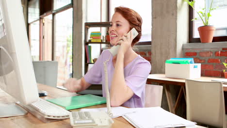 Casual-Geschäftsfrau-Am-Telefon-An-Ihrem-Schreibtisch