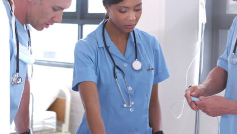 Equipo-De-Médico-Examinando-A-Un-Paciente