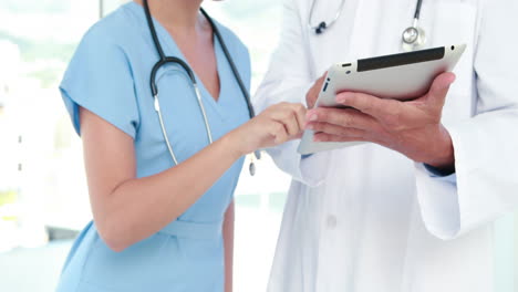 Médico-Y-Enfermera-Usando-Tableta-