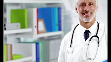 Portrait-of-a-smiling-doctor-with-a-clipboard
