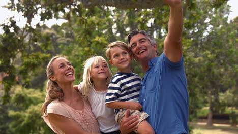 Familia-Feliz-Tomando-Una-Selfie-En-El-Parque