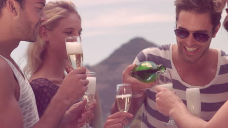 Glückliche-Freunde-Feiern-Mit-Champagner-Am-Pool