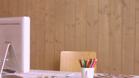 Desk-with-computer-and-colour-pencils