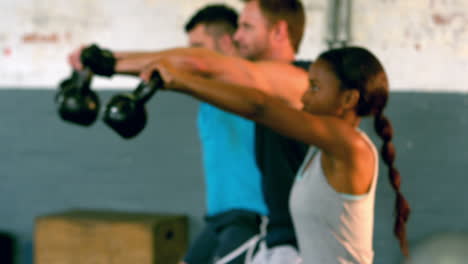 Colocar-Gente-Levantando-Pesas-Rusas-En-El-Gimnasio.