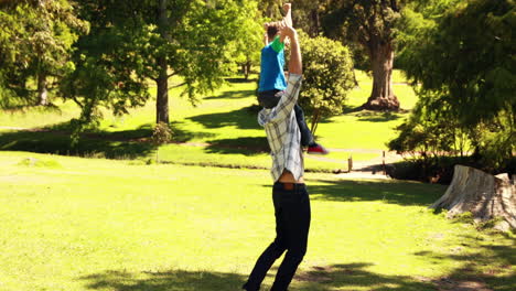 Vater-Und-Sohn-Spielen-In-Einem-Park