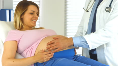 Médico-Examinando-A-Su-Paciente-Embarazada