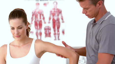 Physiotherapeut-Bewegt-Den-Arm-Des-Patienten