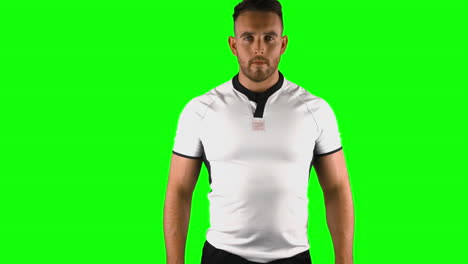 Ernsthafter-Rugbyspieler-Posiert-Mit-Dem-Gesicht-Zur-Kamera