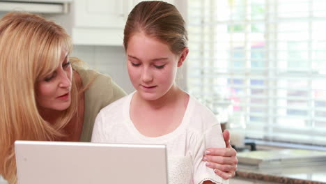 Mutter-Und-Tochter-Benutzen-Gemeinsam-Einen-Laptop