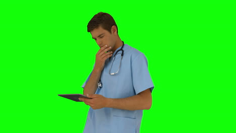 Chirurg-Steht-Mit-Seinem-Tablet-PC