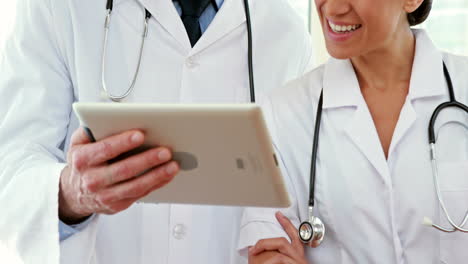 Glückliche-Ärzte-Betrachten-Tablet-Computer-