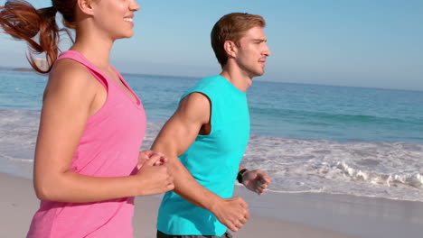 Pareja-Corriendo-En-La-Playa