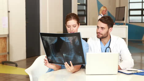 Doctores-Examinando-Escaneo-De-Rayos-X