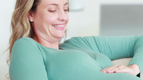 Mujer-Embarazada-Tocándose-El-Vientre