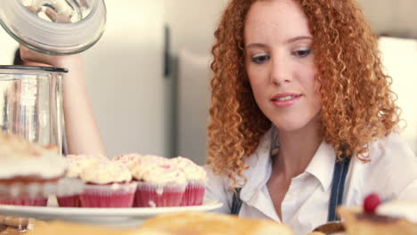 Hübsche-Frau-Bereitet-Teller-Mit-Kuchen-