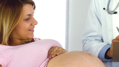 Doctor-talking-with-his-pregnant-patient