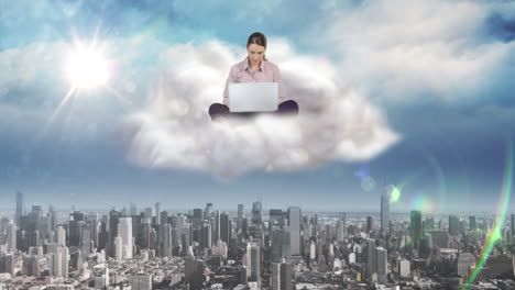 Empresaria-Usando-Laptop-En-La-Nube