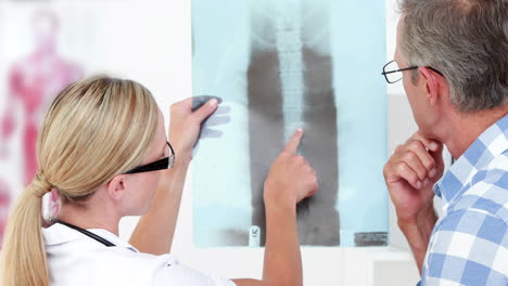Doctor-showing-Xrays-to-her-patient-