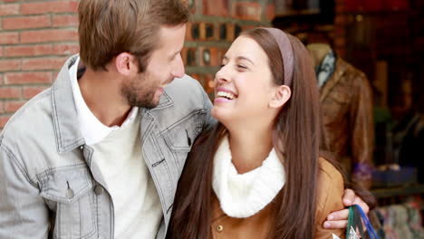 Pareja-Feliz-Tomándose-Una-Selfie-En-El-Centro-Comercial