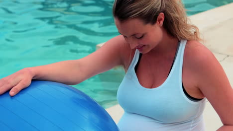 Schwangere-Frau-Berührt-Ihren-Bauch-Und-Hält-Einen-Fitnessball