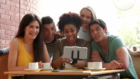 College-studenten-Machen-Selfie-Im-Campus-café