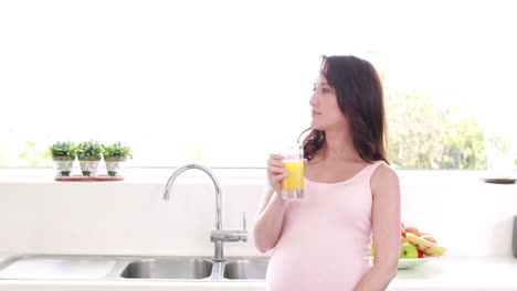 Mujer-Embarazada-Bebiendo-Jugo-De-Naranja