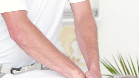 Physiotherapeut-Macht-Nackenmassage-Für-Seinen-Patienten