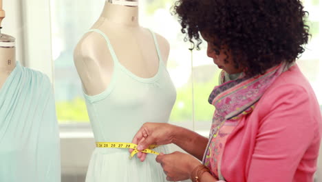 Fashion-designer-measuring-dummy-waist