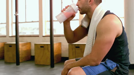 Hombre-En-Forma-Bebiendo-Batido-De-Proteínas-En-El-Gimnasio