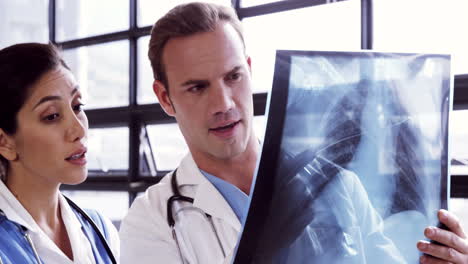 Doctores-Mirando-Juntos-Una-Radiografía