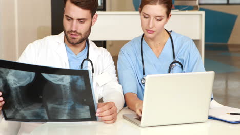 Ärzte-Untersuchen-Röntgenscan