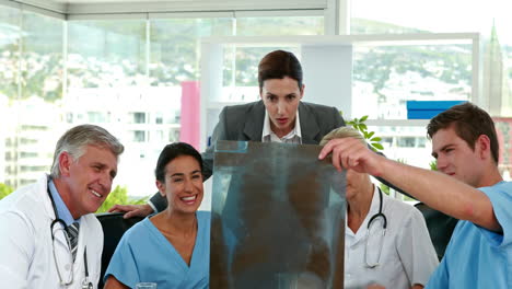 Equipo-Médico-Mirando-Radiografías-Durante-La-Reunión-
