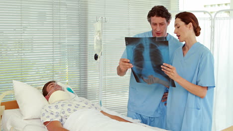 Doctores-Mirando-La-Radiografía-Del-Paciente