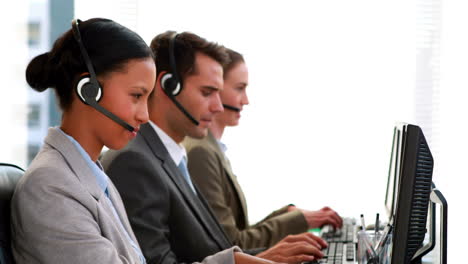 Gente-De-Negocios-Trabajando-En-Call-Center-