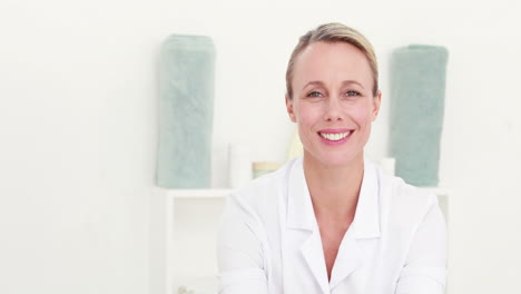 -Physiotherapeutin-Macht-Ihrer-Patientin-Eine-Rückenmassage